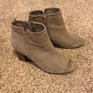 Short boots with heels